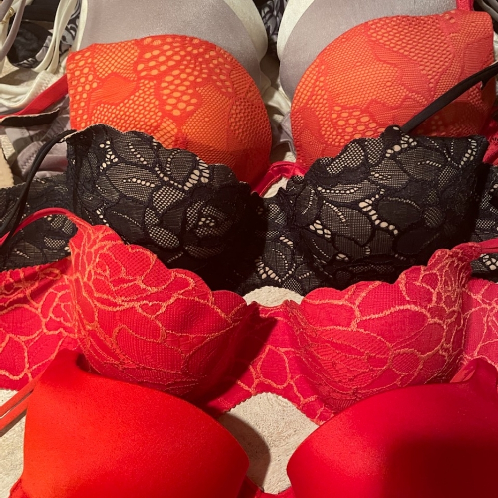 BUNDLE: 13 Victoria Secret "Very Sexy" bras